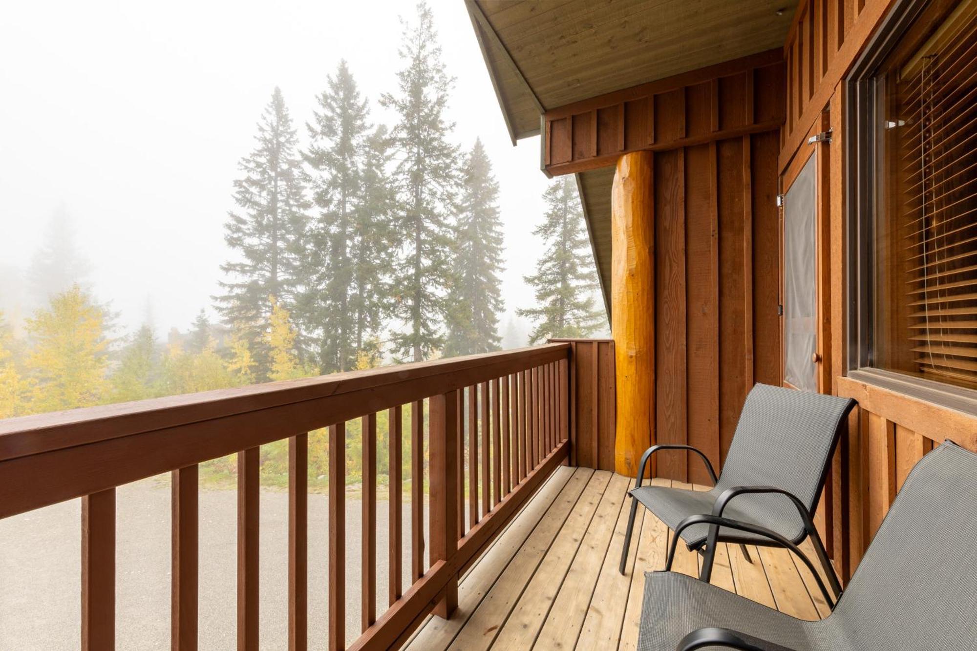 Vagabond Lodge At Kicking Horse Golden Exterior photo