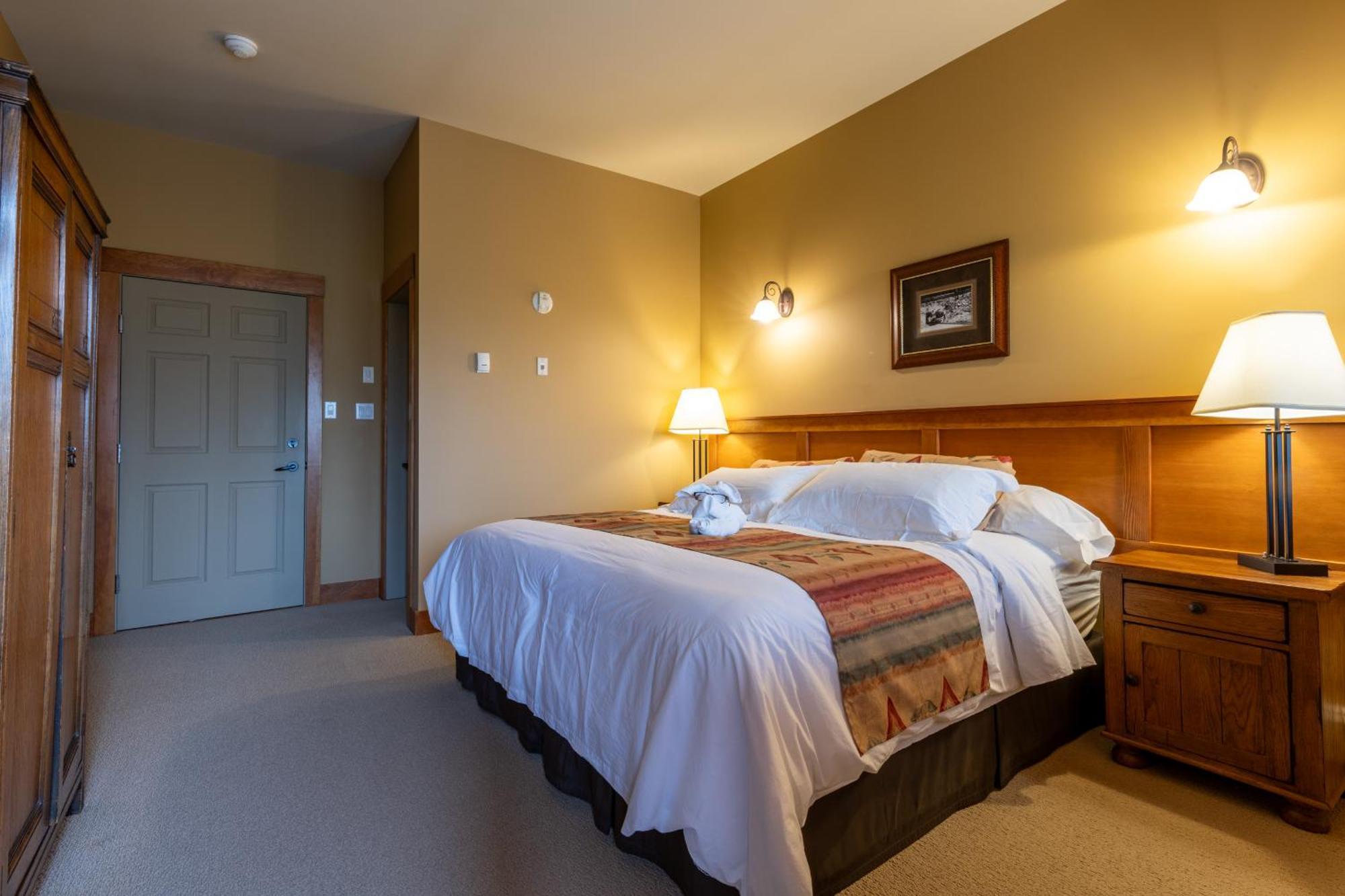 Vagabond Lodge At Kicking Horse Golden Exterior photo