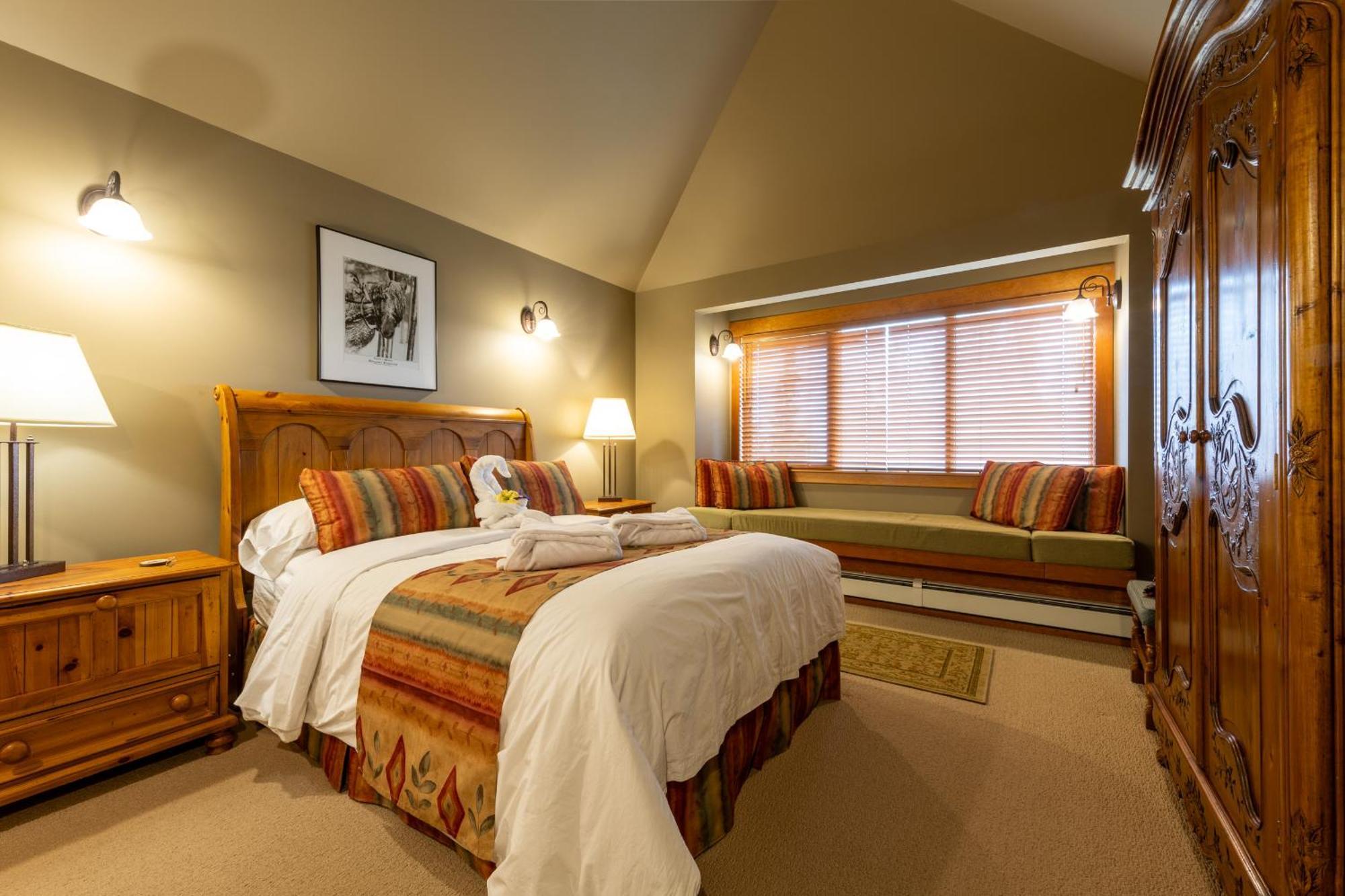 Vagabond Lodge At Kicking Horse Golden Exterior photo