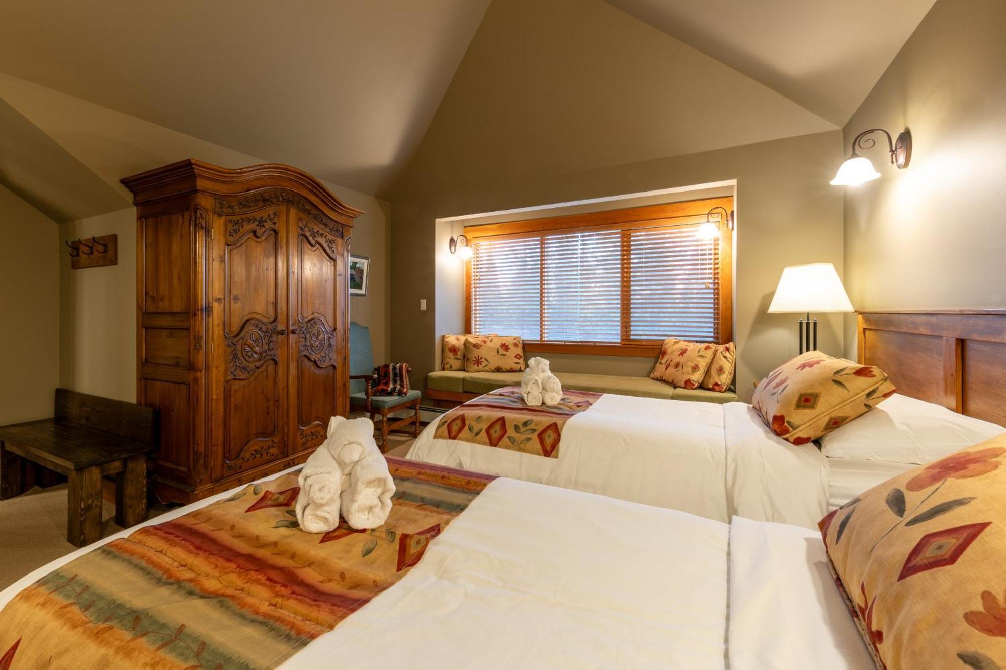 Vagabond Lodge At Kicking Horse Golden Exterior photo